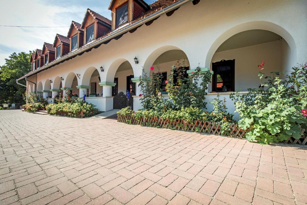 Hotel Szel Fiai Fogado Nyúl Exterior foto